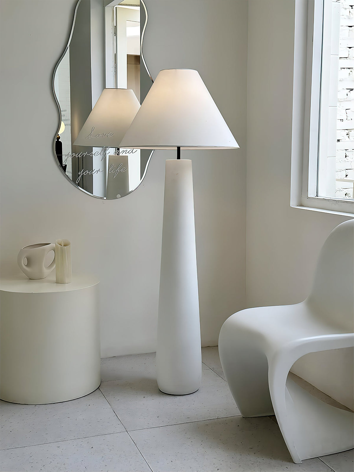 Columnil-hvid gulvlampe