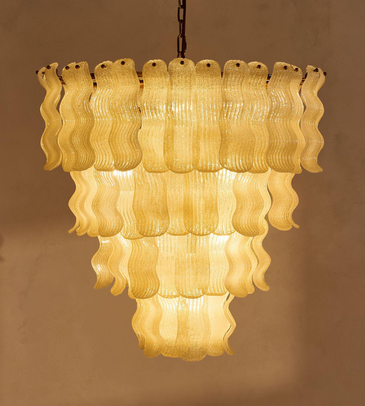 Lustre luxuoso Borzi em vidro amarelo com folhas