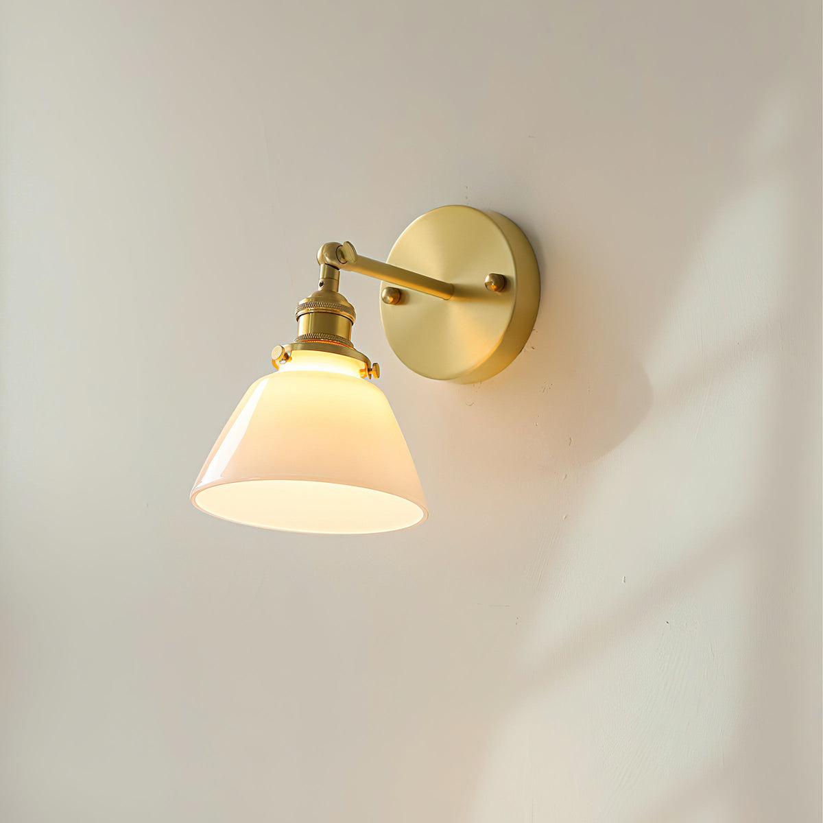 Viraorine vägglampa