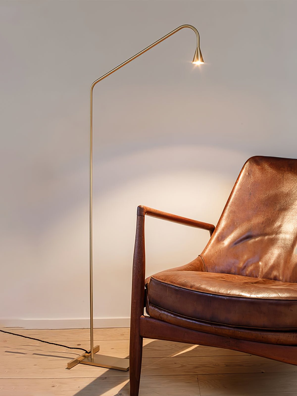 Candeeiro de pé Arc moderno dourado