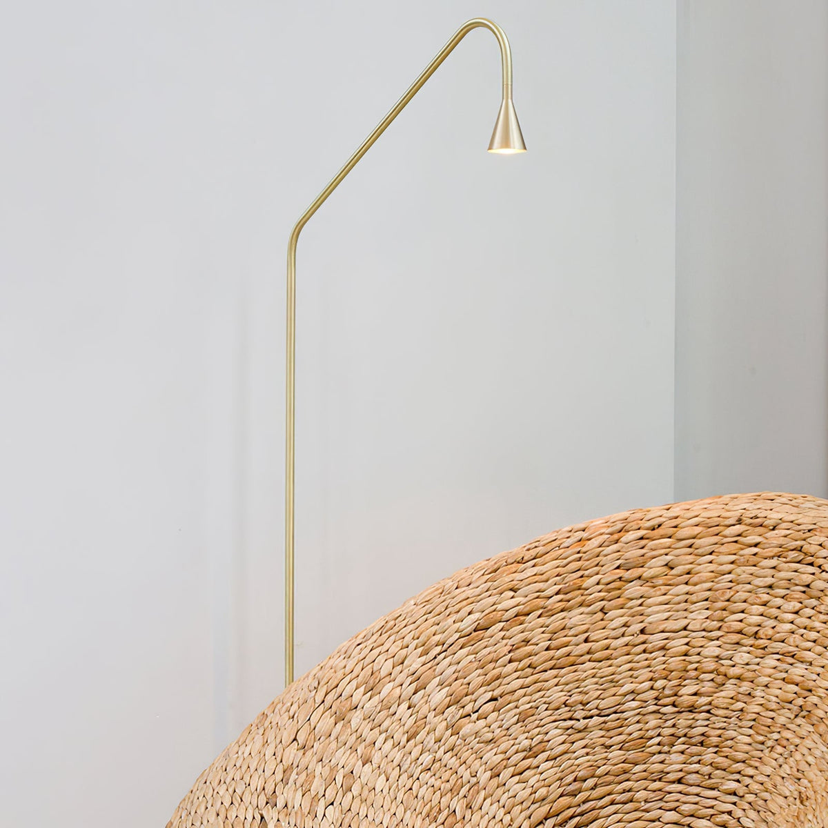 Candeeiro de pé Arc moderno dourado