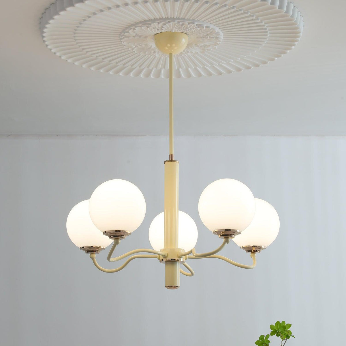 Seleora ljuskrona med strålande glob