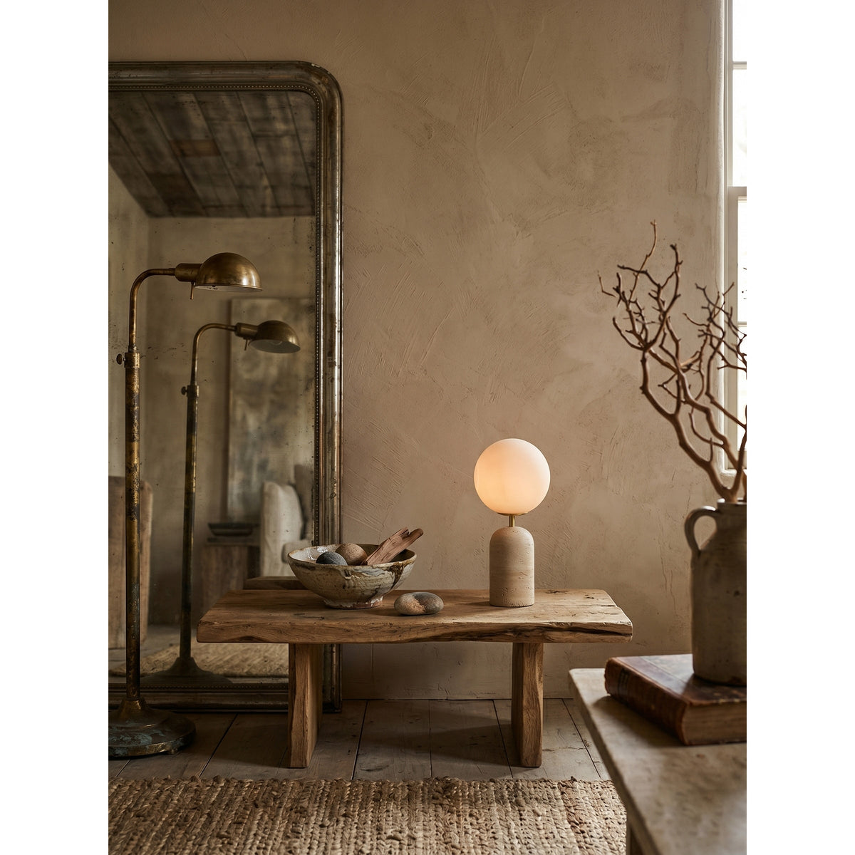 Nuvor-bordlampe i travertin