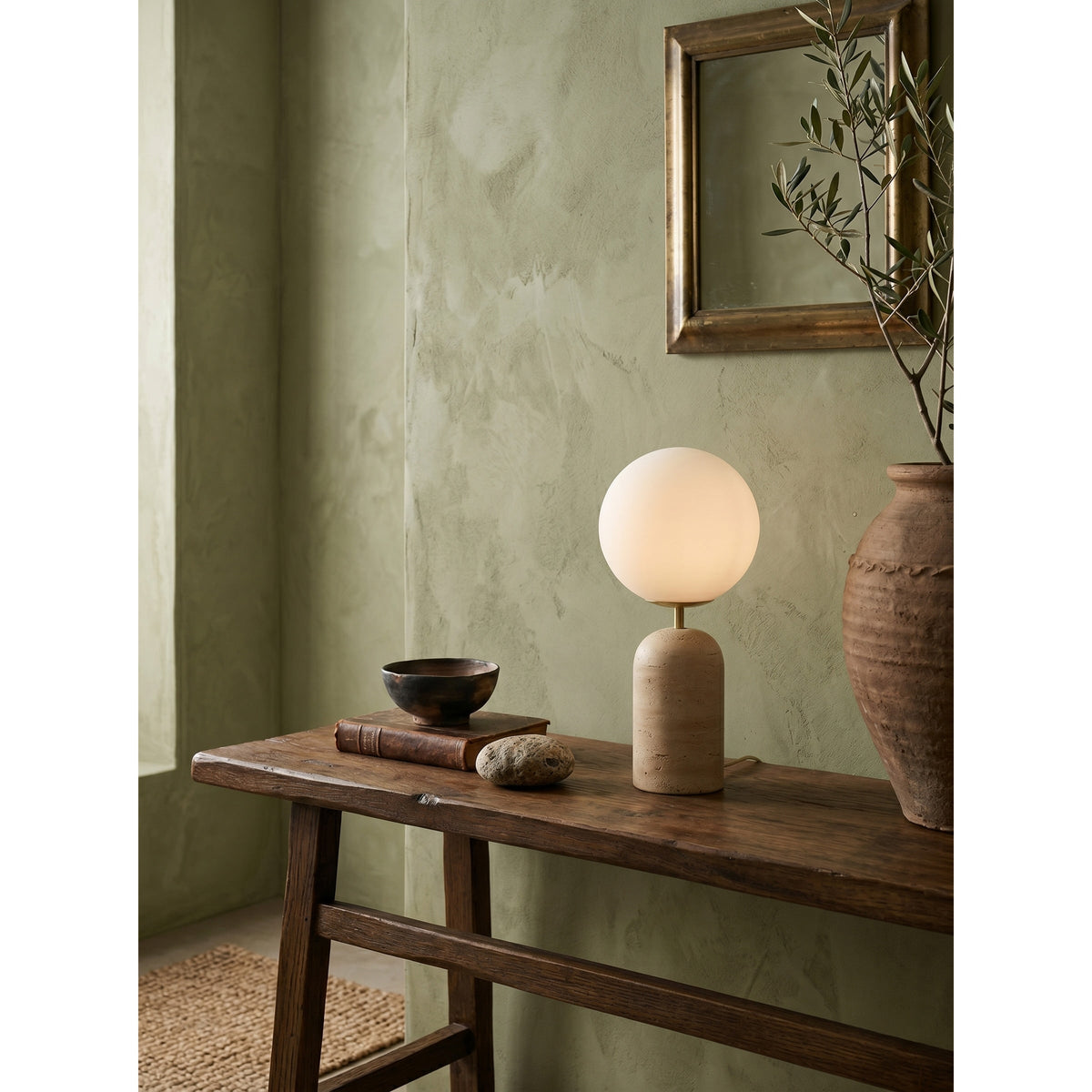 Nuvor-bordlampe i travertin