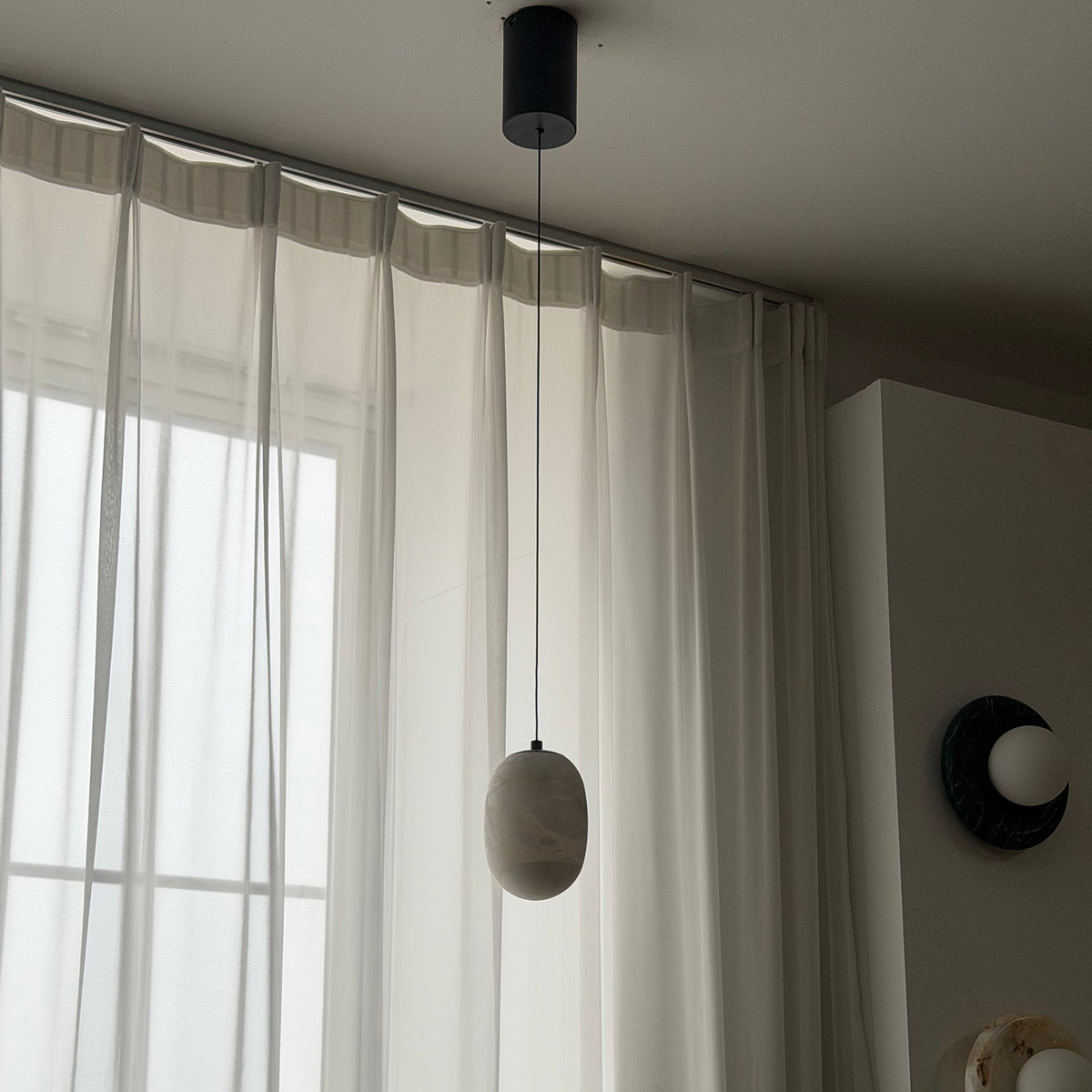 Eireenne-pendlampa i alabaster