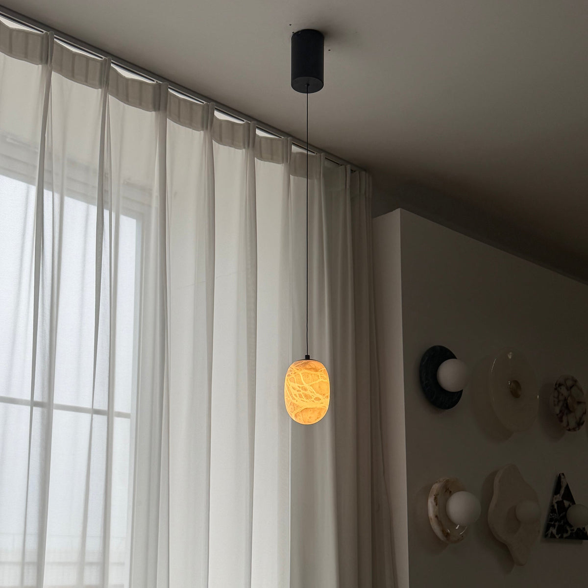 Eireenne-pendlampa i alabaster