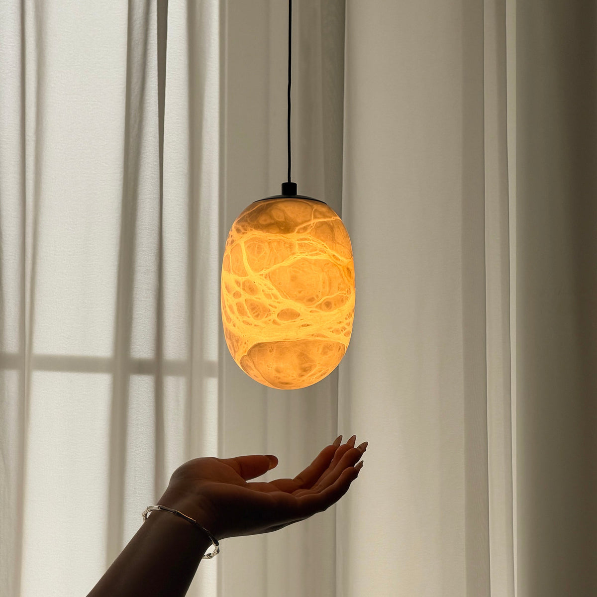 Eireenne-pendlampa i alabaster