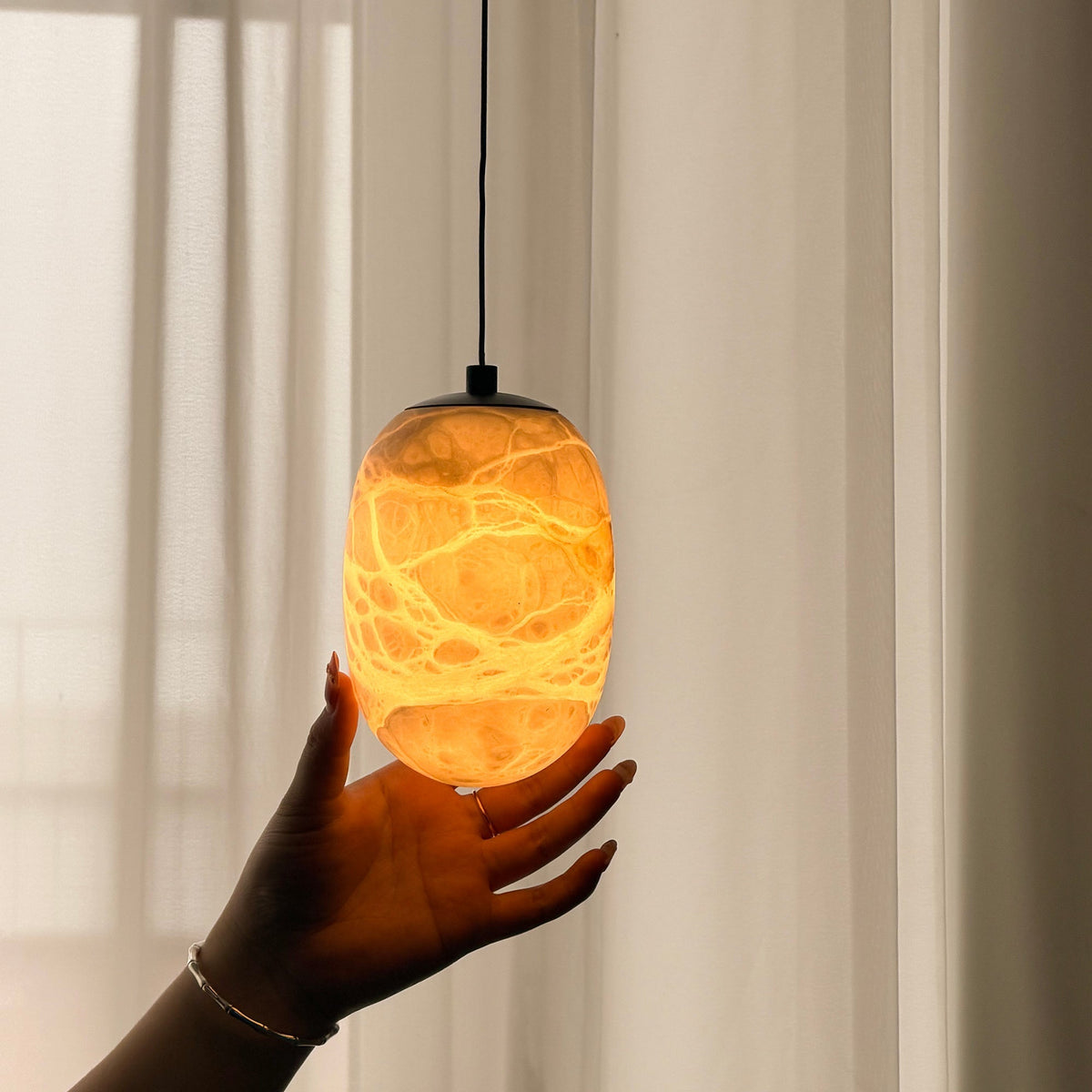 Eireenne-pendlampa i alabaster