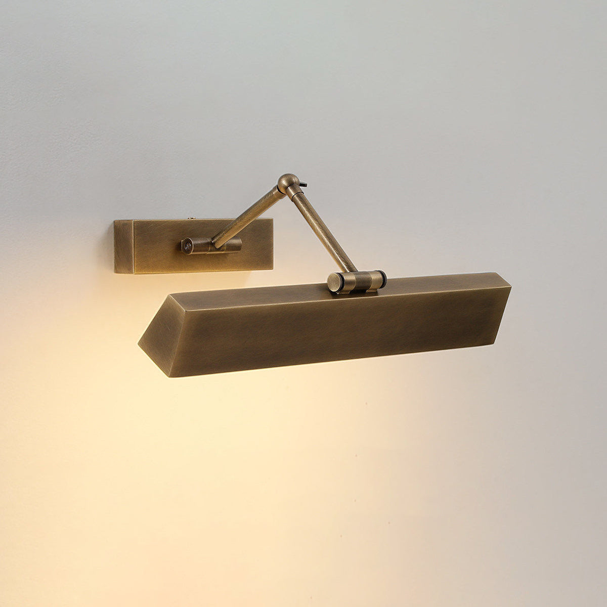 Auraraine roterande mässingsvägglampa