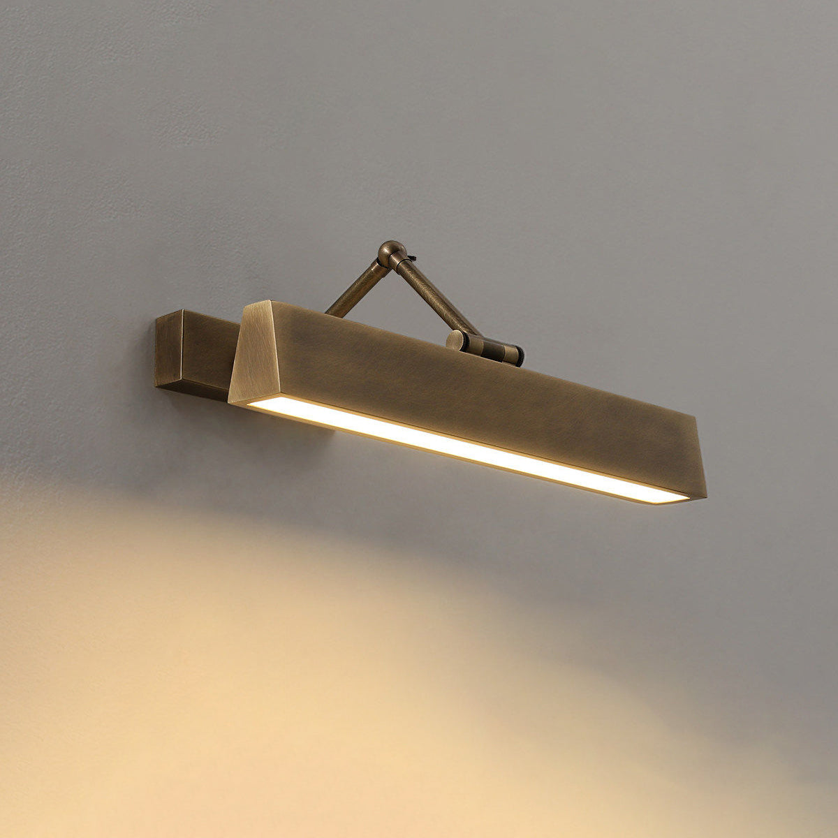 Auraraine roterande mässingsvägglampa