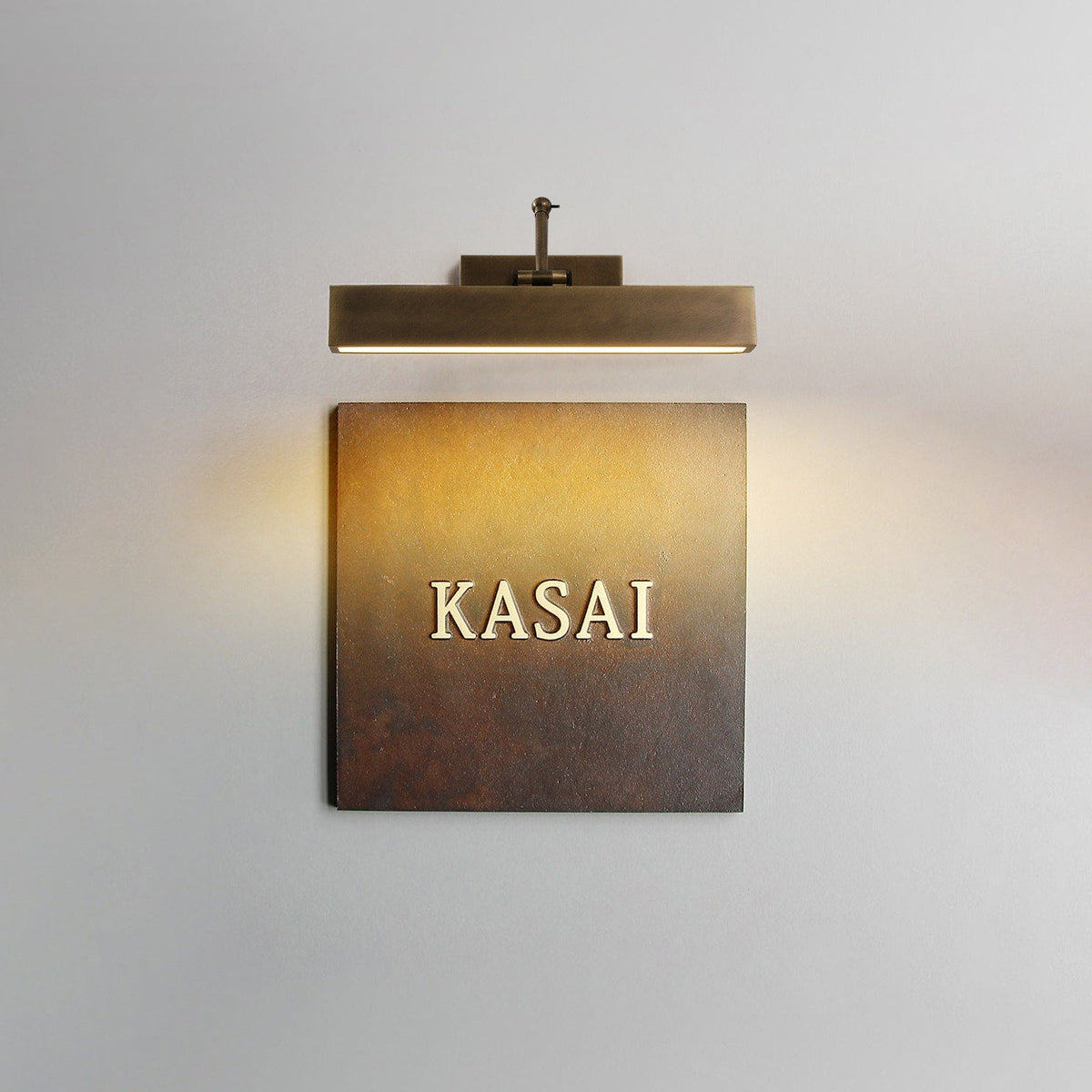 Auraraine roterande mässingsvägglampa
