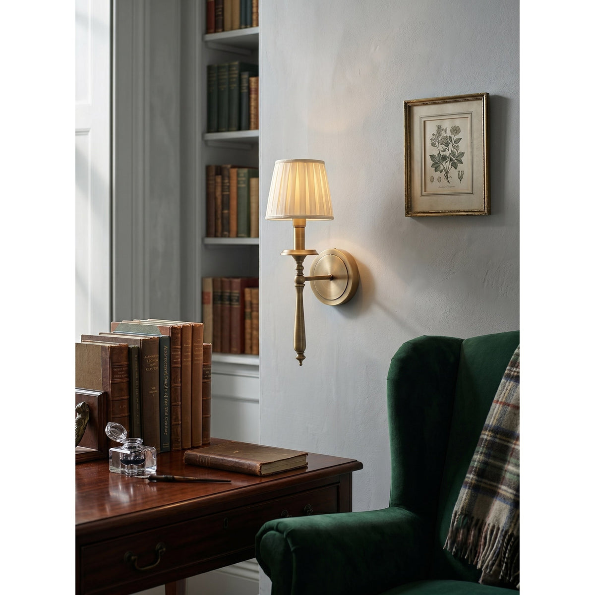 Oriisine vägglampa i mässing