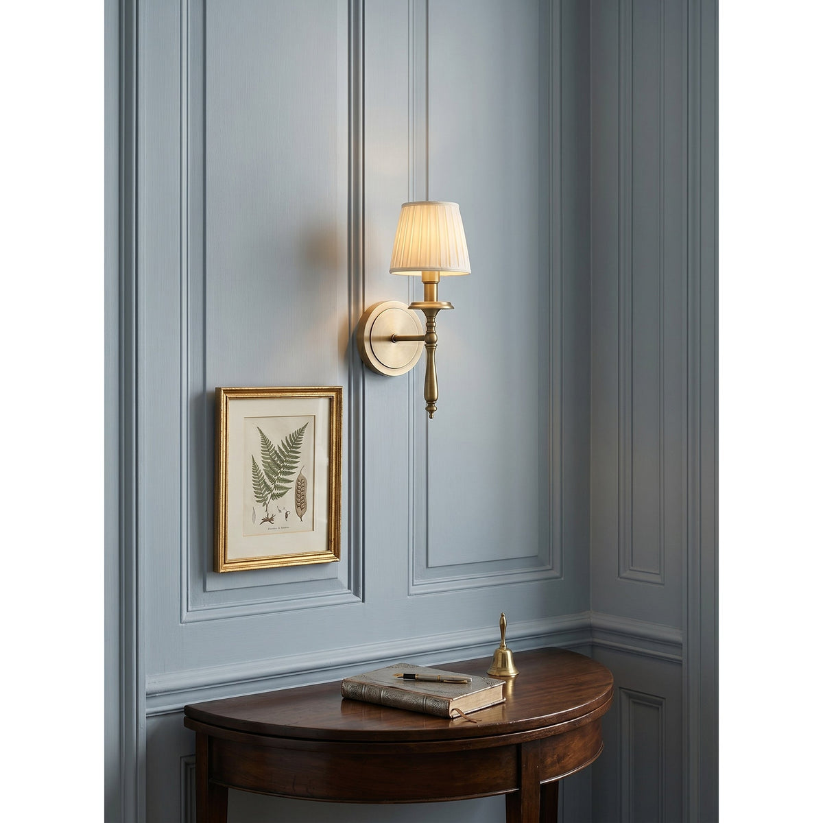 Oriisine vägglampa i mässing