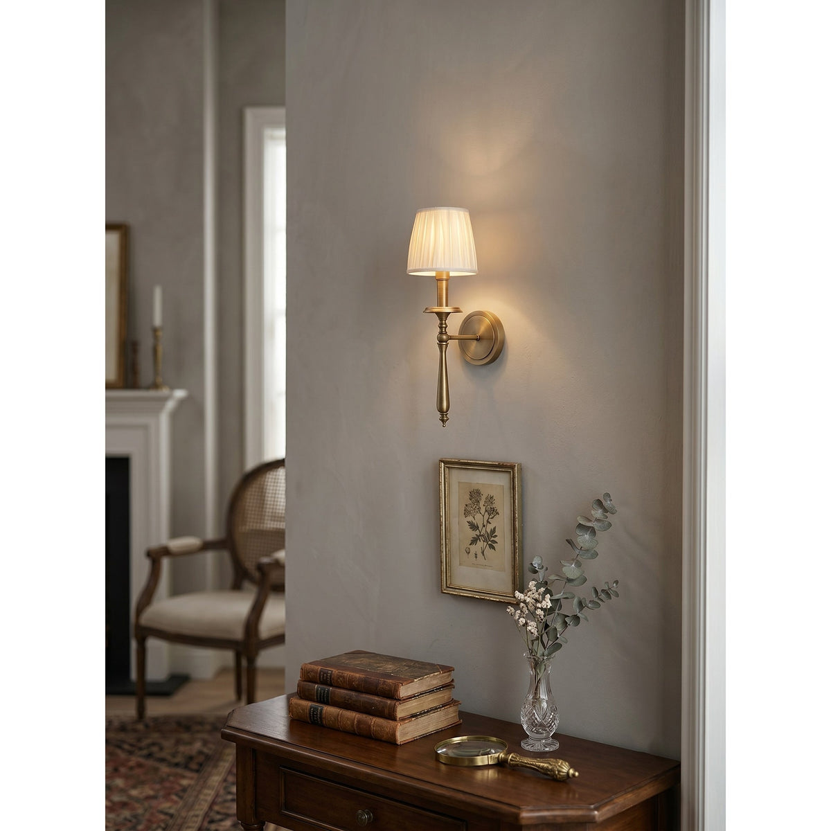 Oriisine vägglampa i mässing