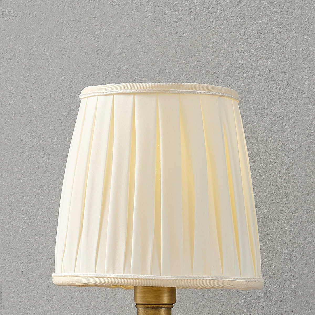 Oriisine vägglampa i mässing