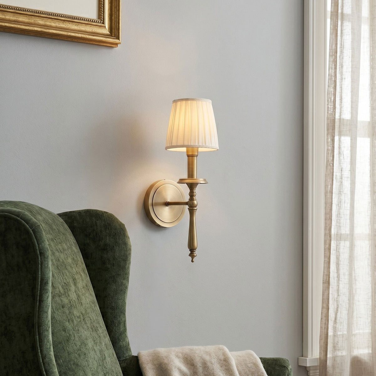 Oriisine vägglampa i mässing