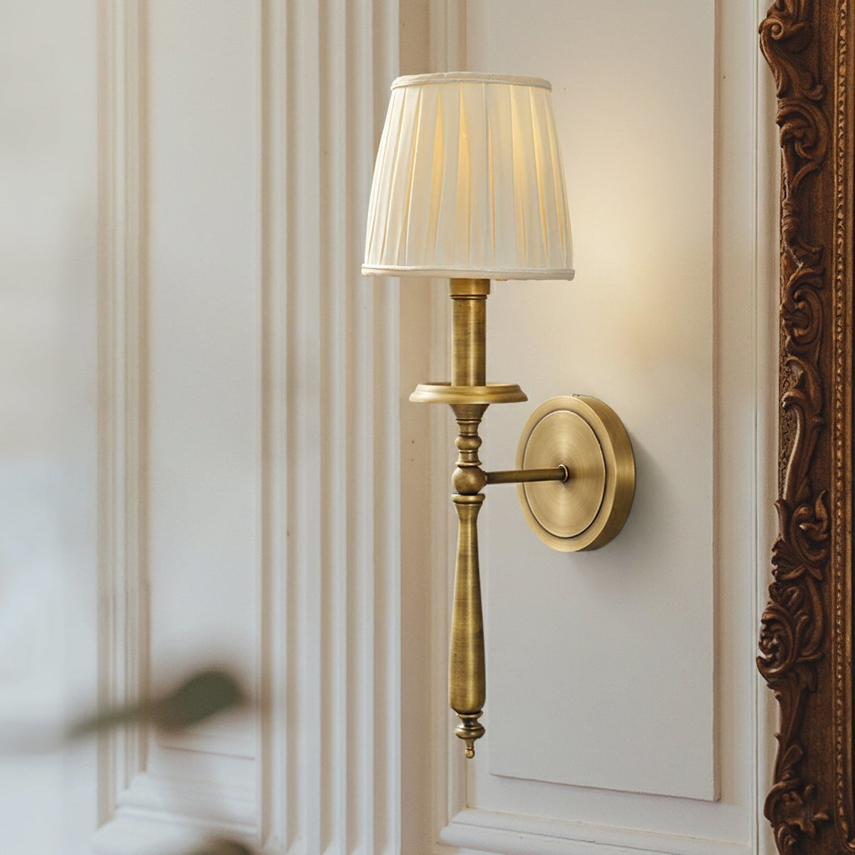 Oriisine vägglampa i mässing