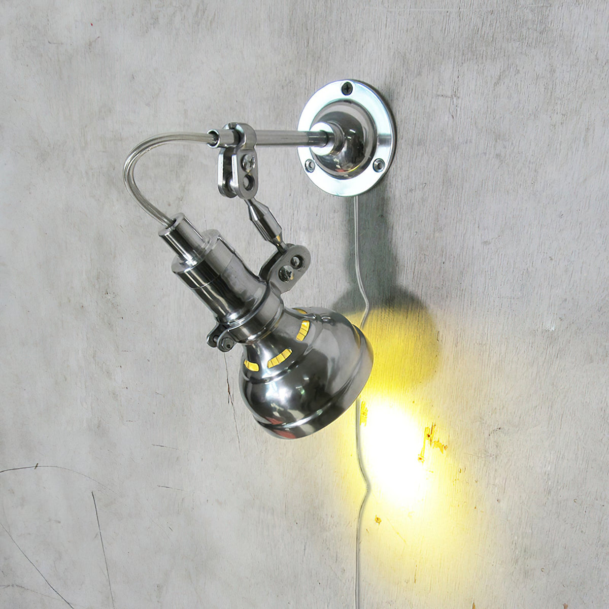 Elaaise-seinävalaisin
