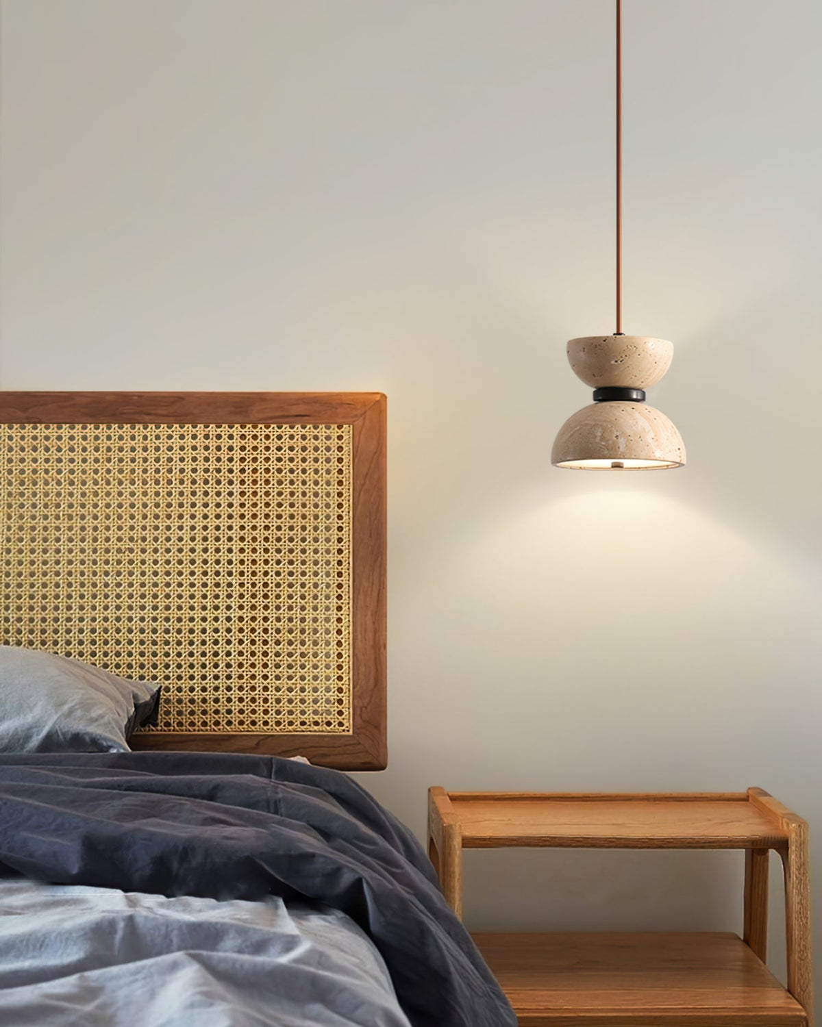 Tersus pendel i travertin med timeglasdesign og dobbeltkuppel