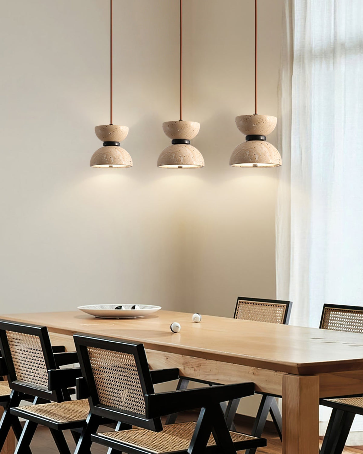 Tersus pendel i travertin med timeglasdesign og dobbeltkuppel
