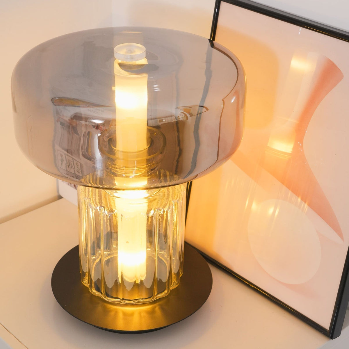 Svora modern bordslampa i glas