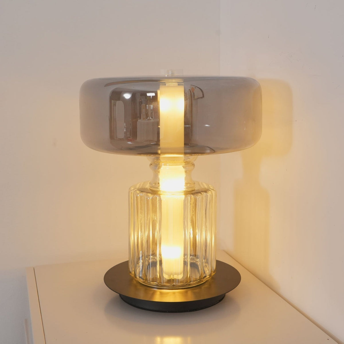 Svora modern bordslampa i glas