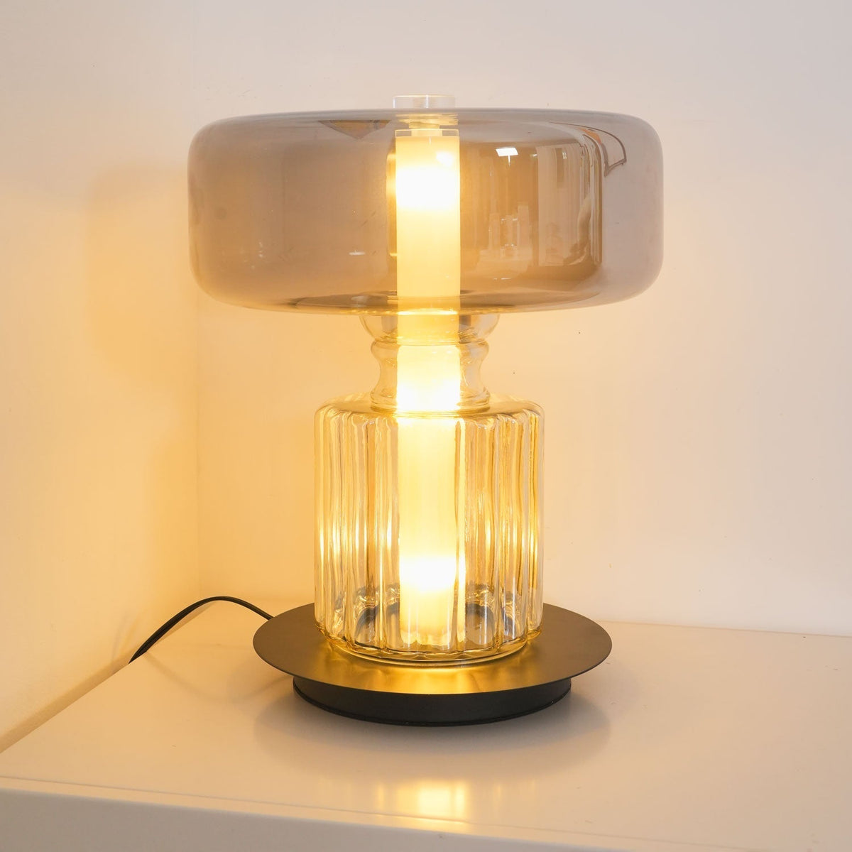 Svora modern bordslampa i glas