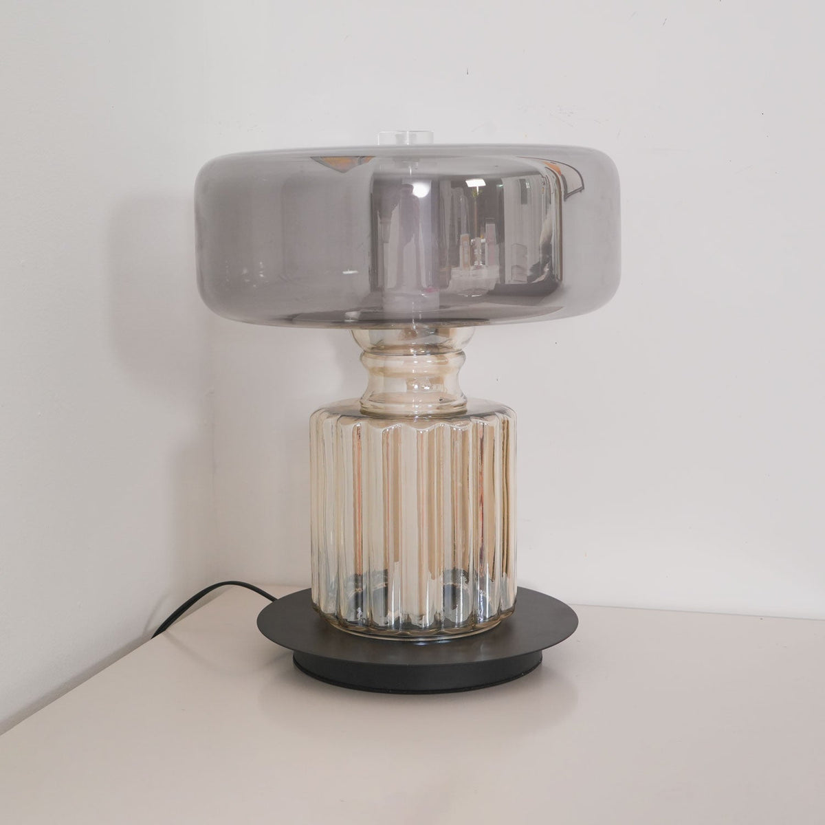 Svora modern bordslampa i glas