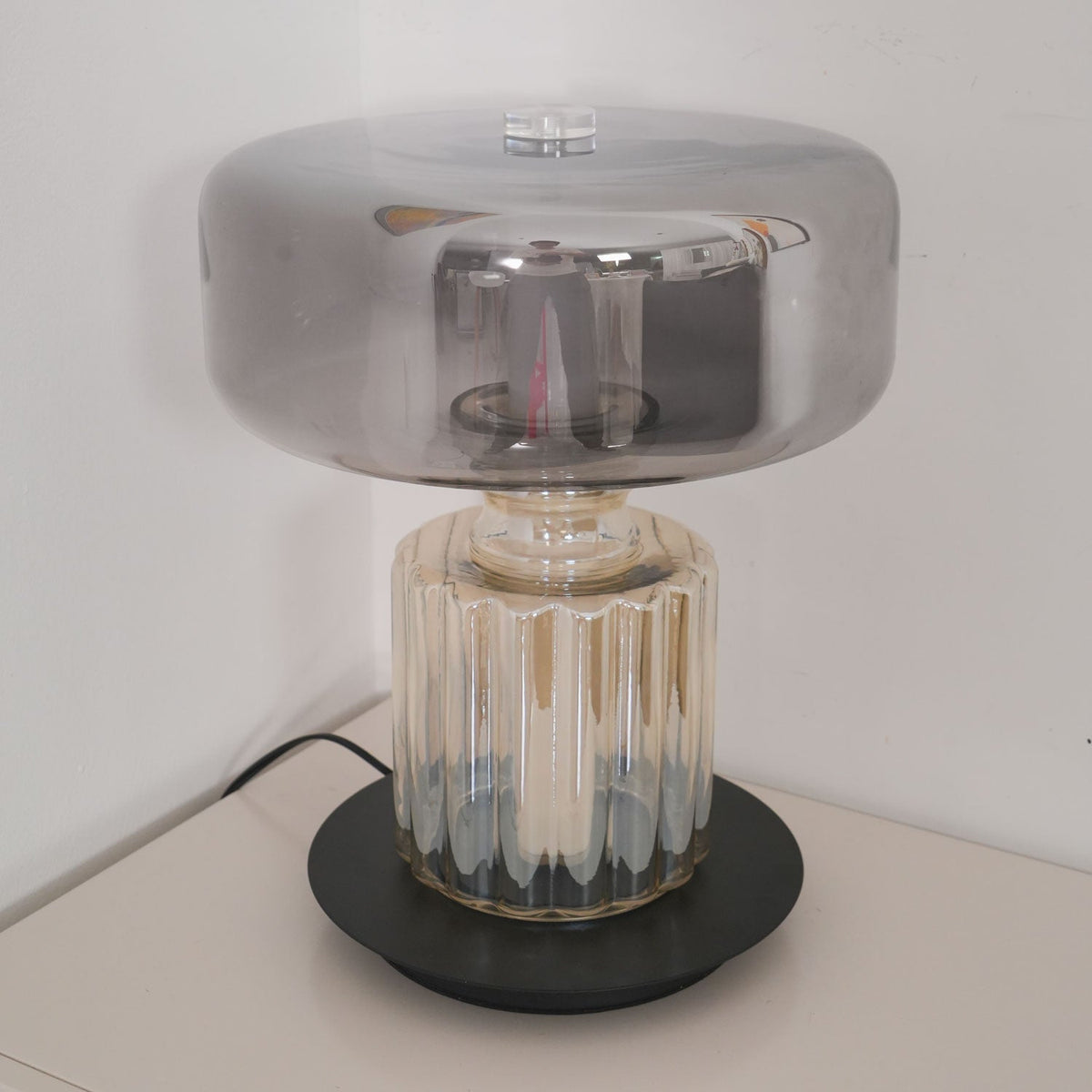Svora modern bordslampa i glas