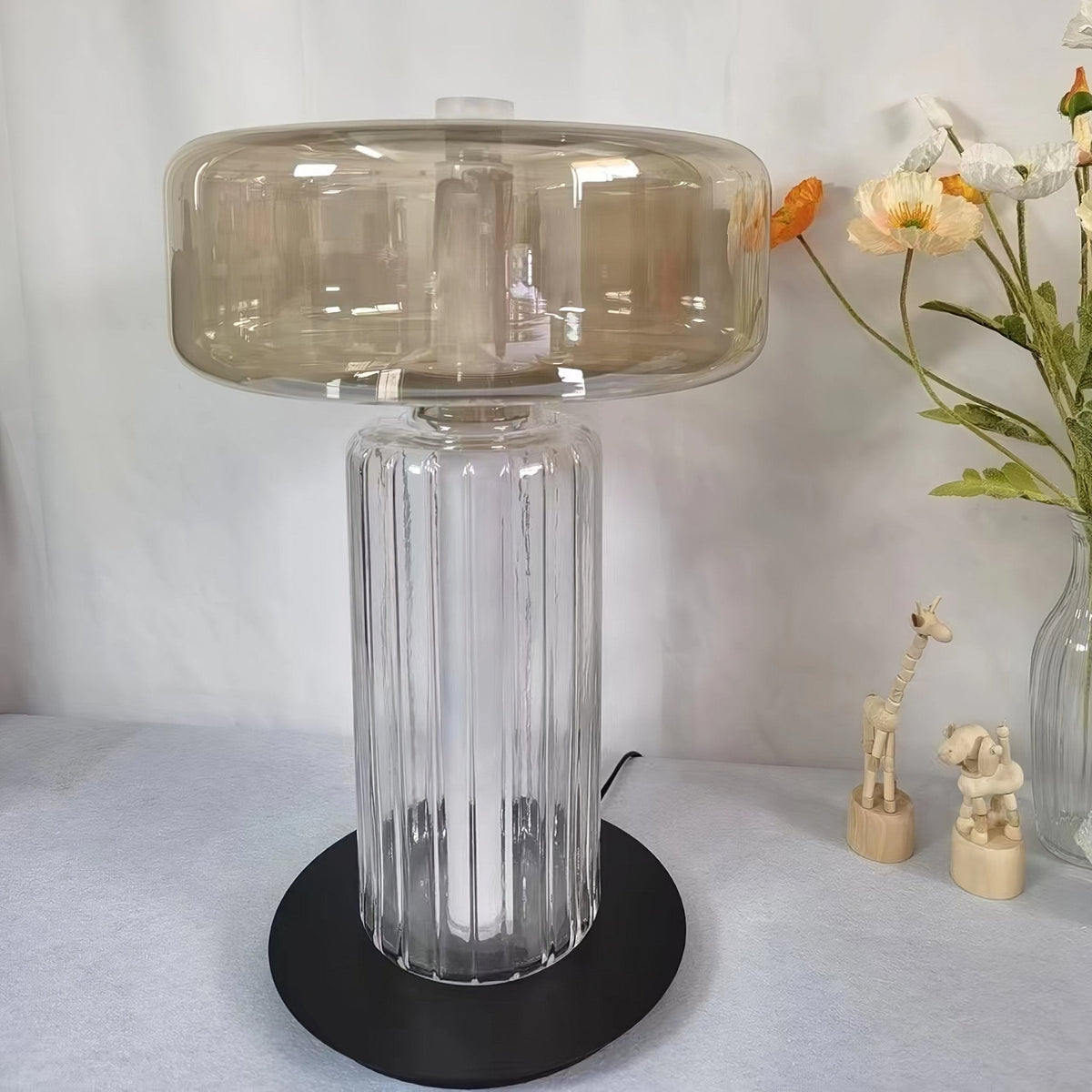 Svora modern bordslampa i glas