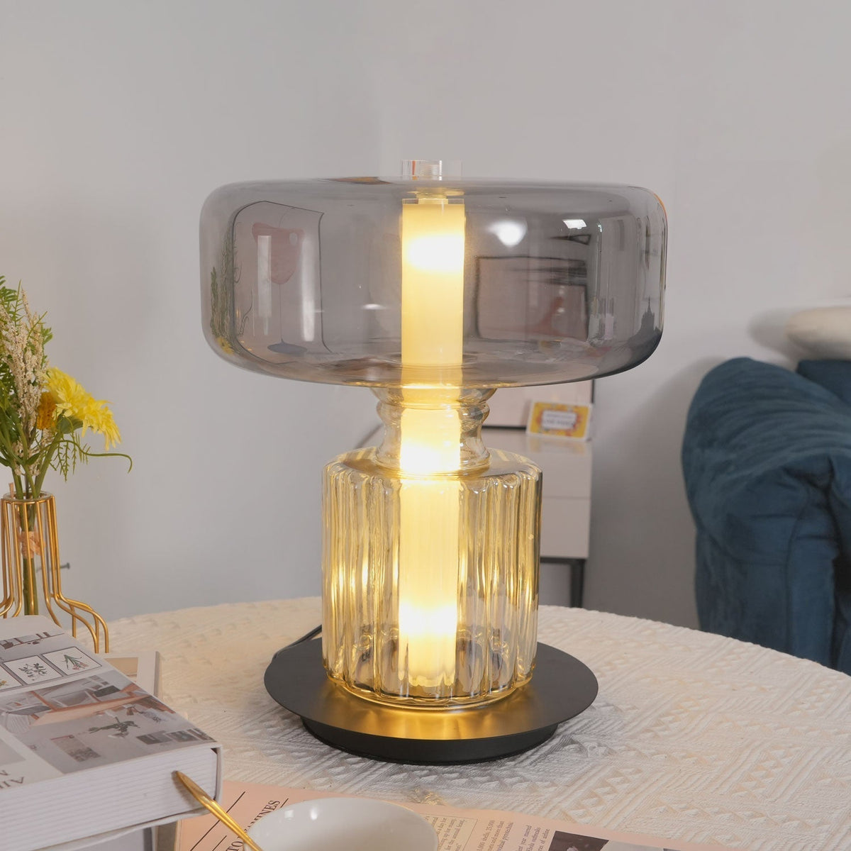 Svora modern bordslampa i glas