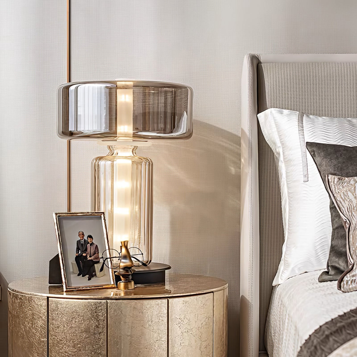 Svora modern bordslampa i glas