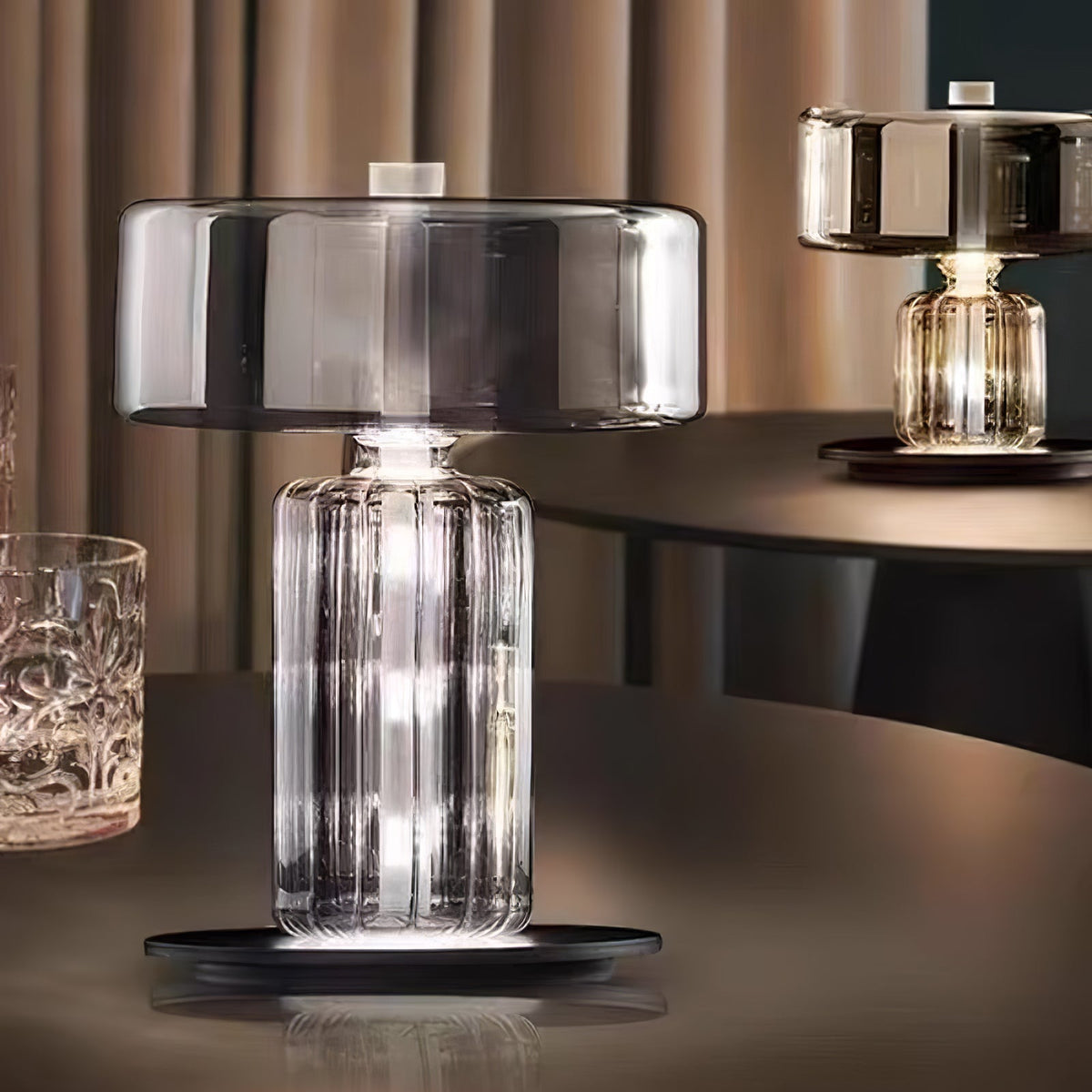 Svora modern bordslampa i glas