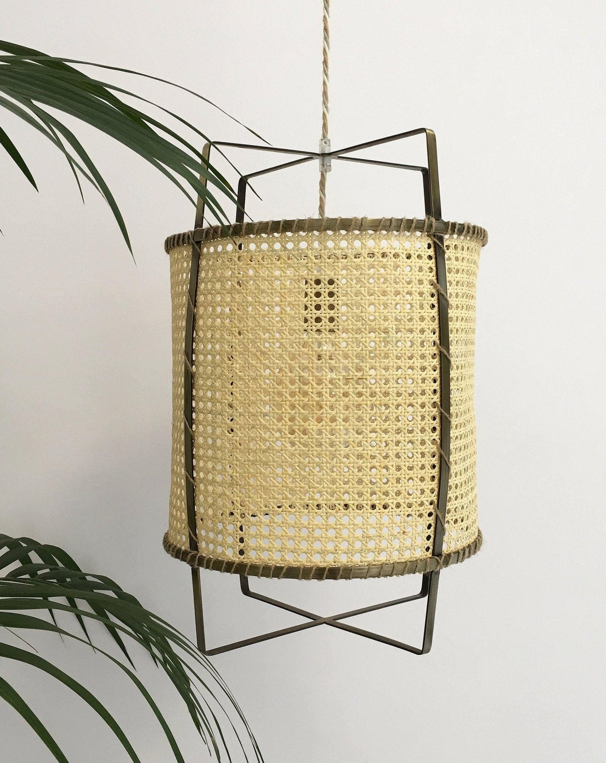 Kevis industriel pendellampe med ramme i rattan og spanskrør