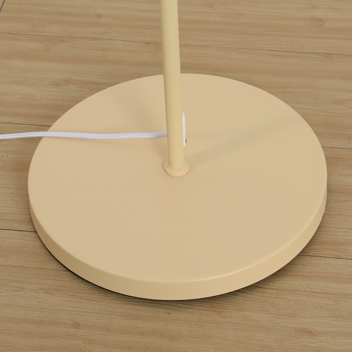 Tor-minimalistinen lattiavalaisin