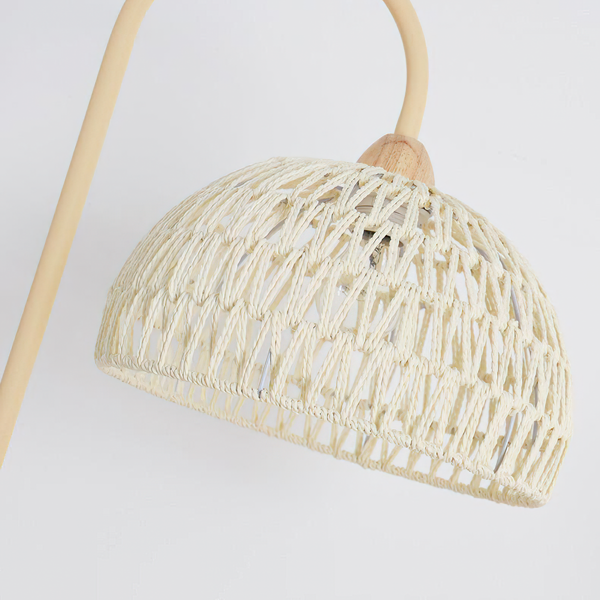 Tor-minimalistinen lattiavalaisin