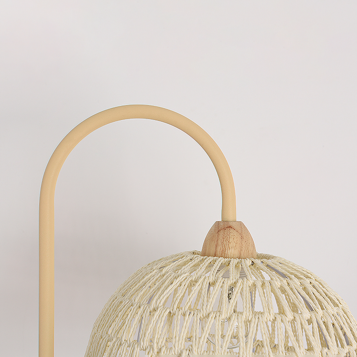 Tor-minimalistinen lattiavalaisin