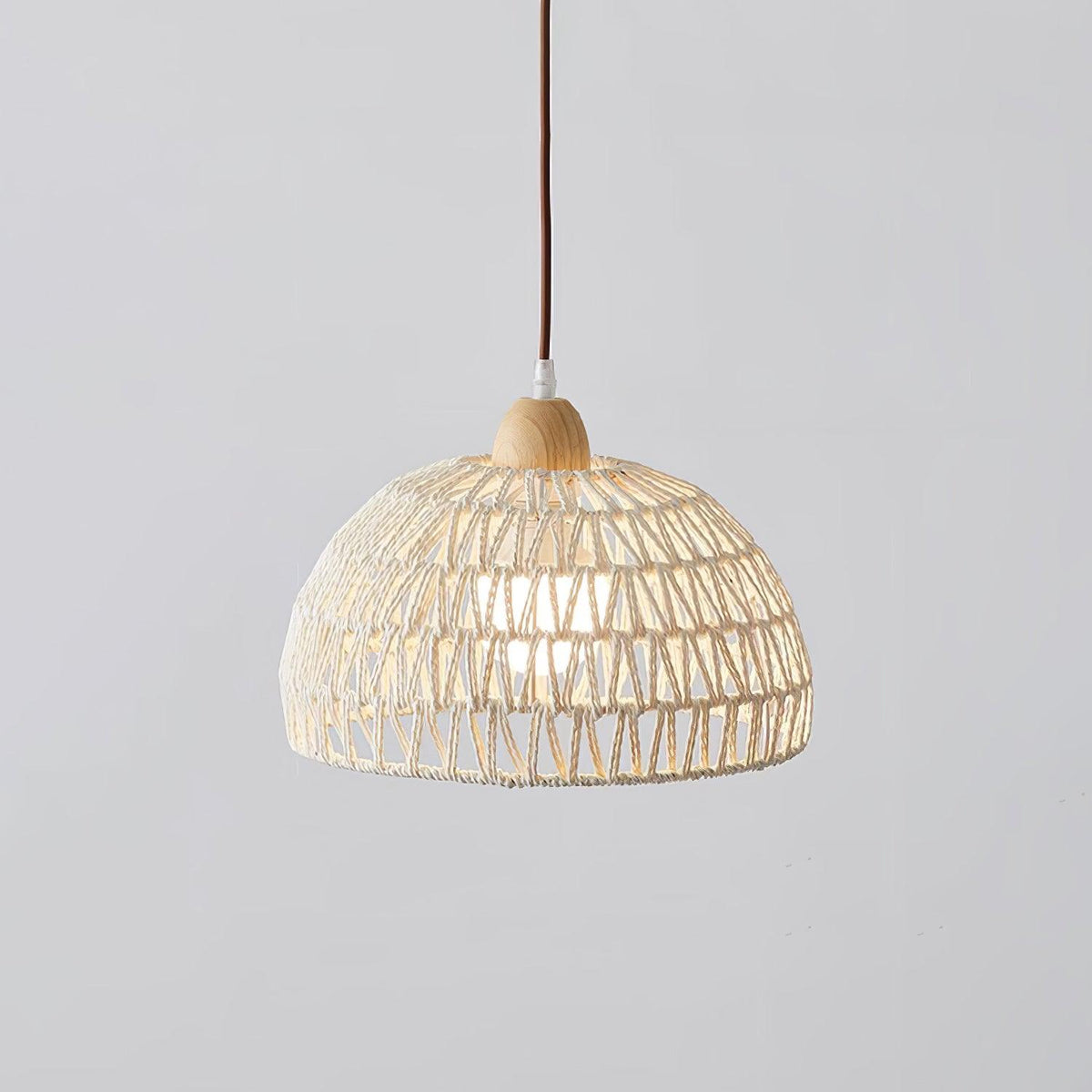 Calyran hengilampi úr rattan og við