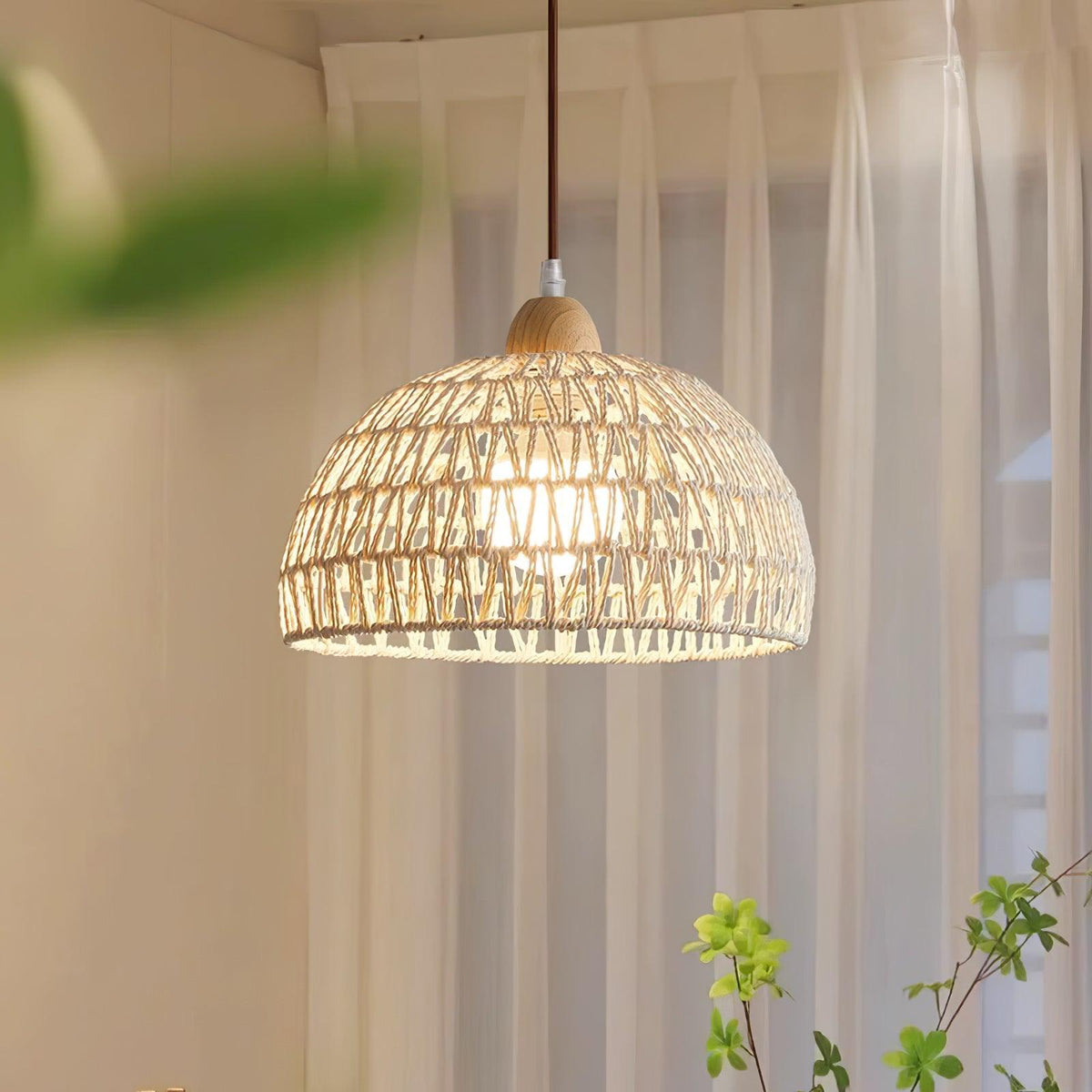 Calyran hengilampi úr rattan og við