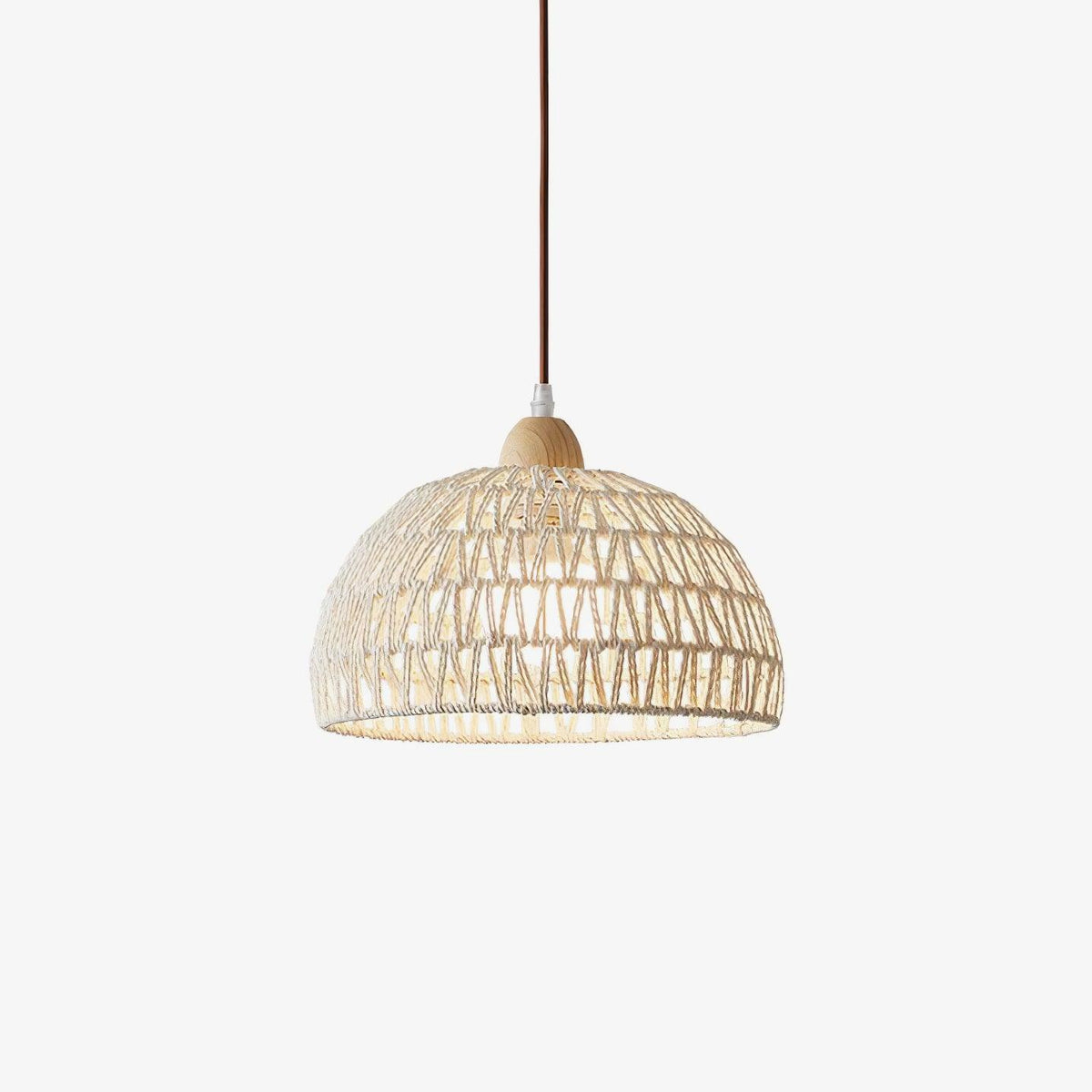 Calyran hengilampi úr rattan og við