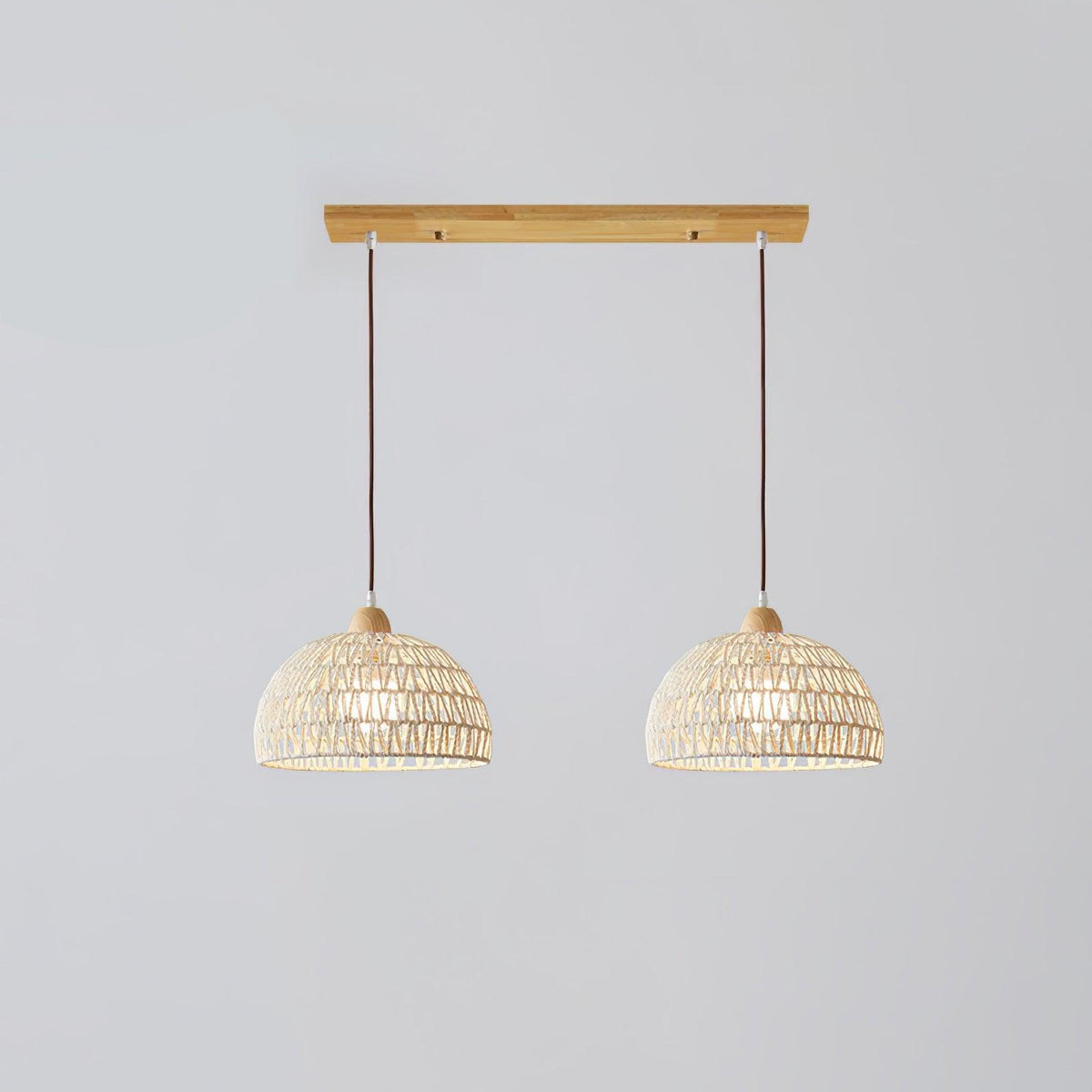 Calyran hengilampi úr rattan og við