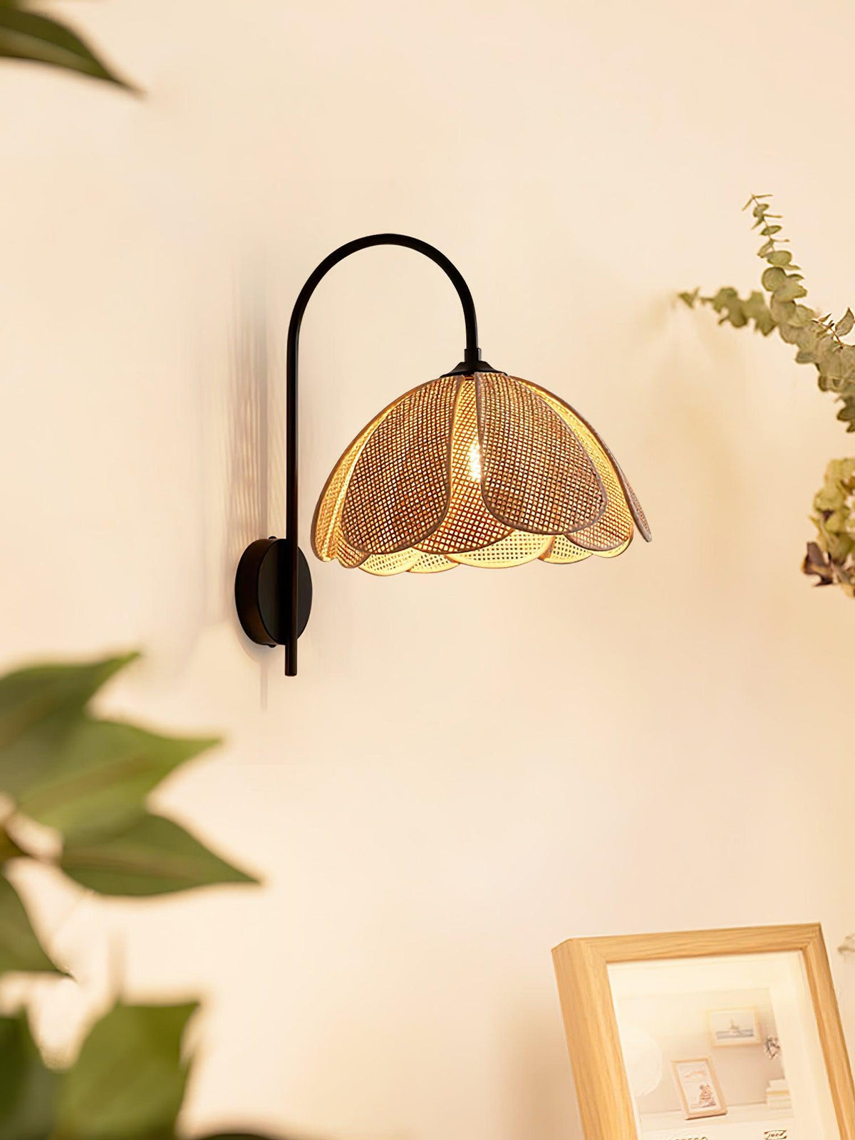 Candeeiro de parede de rattan com pétalas naturais e elegância Zevelia