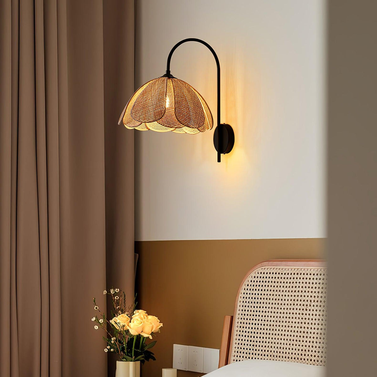 Candeeiro de parede de rattan com pétalas naturais e elegância Zevelia