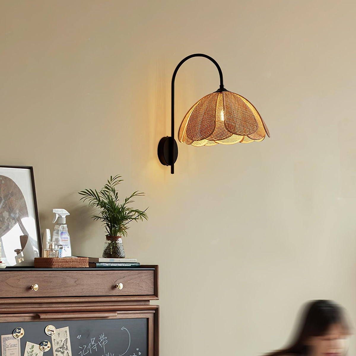 Candeeiro de parede de rattan com pétalas naturais e elegância Zevelia