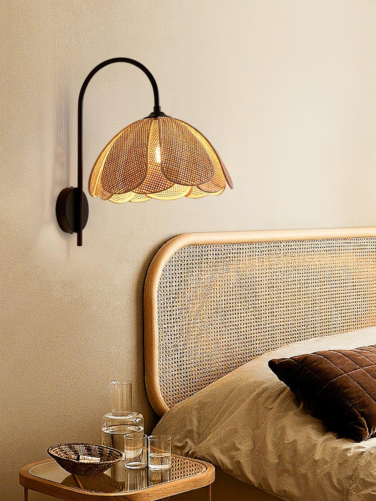 Candeeiro de parede de rattan com pétalas naturais e elegância Zevelia