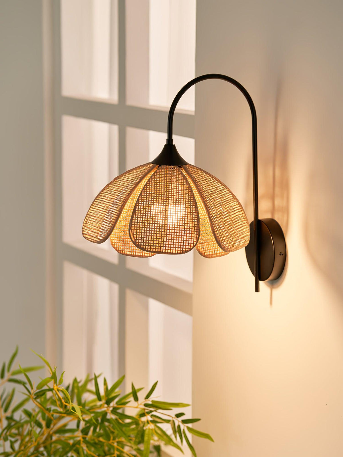 Candeeiro de parede de rattan com pétalas naturais e elegância Zevelia