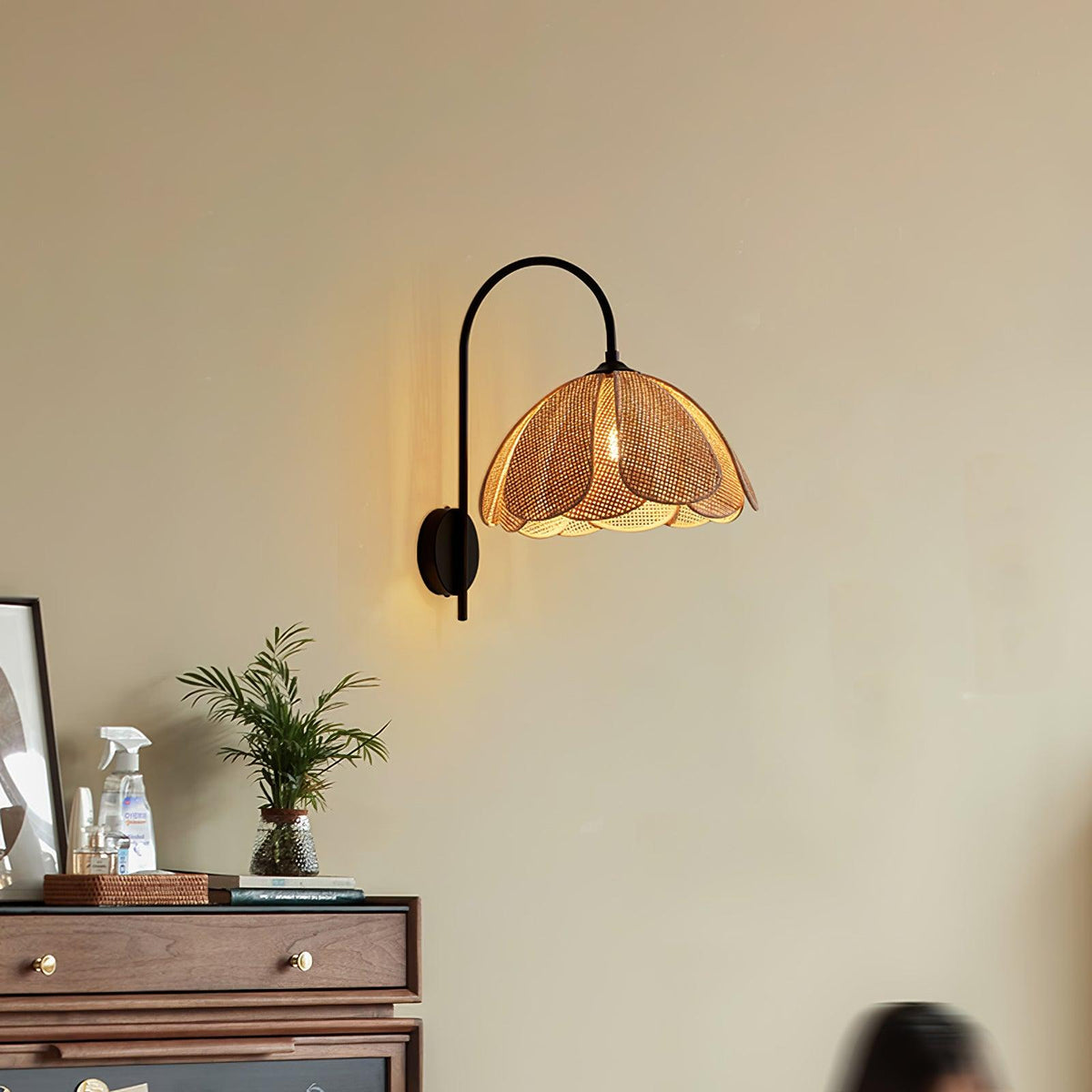 Candeeiro de parede de rattan com pétalas naturais e elegância Zevelia