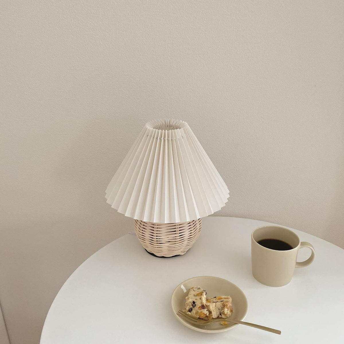 Ravuena borðlampi úr plíseruðu rattan