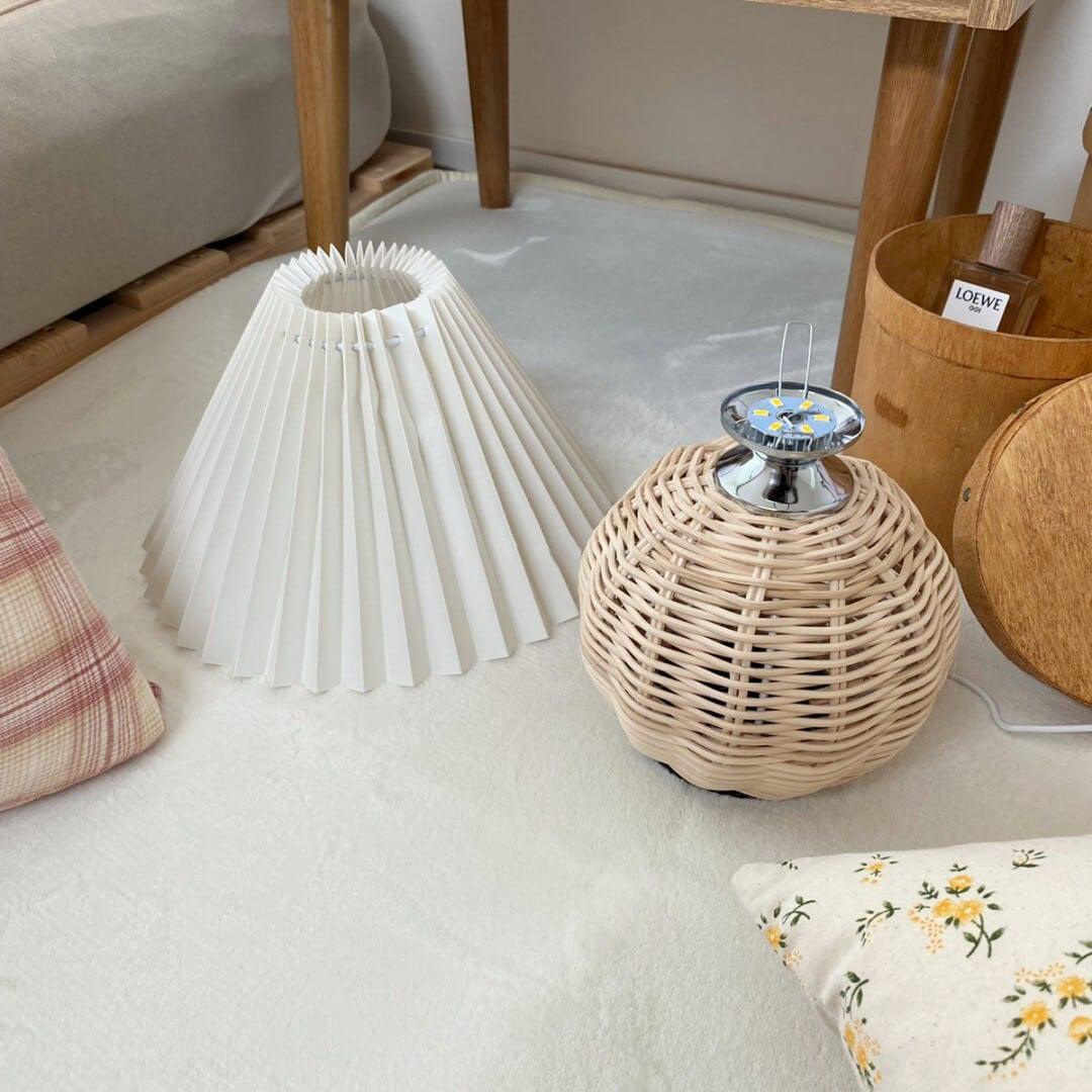 Ravuena borðlampi úr plíseruðu rattan