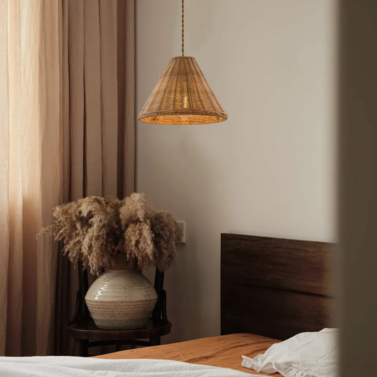 Pendel med rattanskærm og metalstel, kegleformet, naturlig minimalistisk